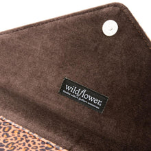 Load image into Gallery viewer, Leopard 13&quot; Laptop Clutch
